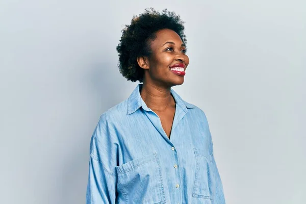 Junge Afrikanisch Amerikanische Frau Lässiger Kleidung Die Mit Einem Lächeln — Stockfoto