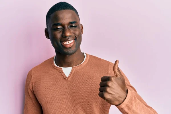 年轻的非洲裔美国人穿着休闲装 手举着快乐的大拇指做手势 赞成的表情看着相机显示的成功 — 图库照片