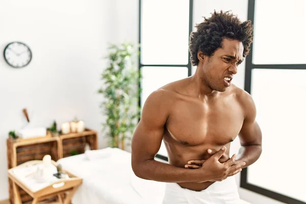 Jonge Afro Amerikaanse Man Zonder Shirt Met Handdoek Schoonheidscentrum Met — Stockfoto
