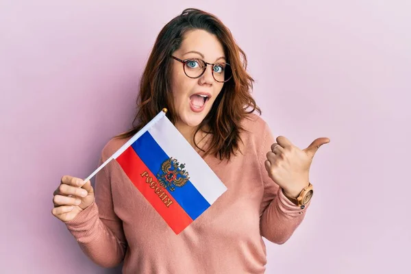 Mladá Běloška Drží Vlajku Ruské Federace Ukazuje Palcem Nahoru Stranu — Stock fotografie