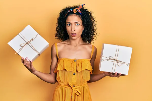 Junges Lateinisches Mädchen Hält Geschenke Schockgesicht Sieht Skeptisch Und Sarkastisch — Stockfoto