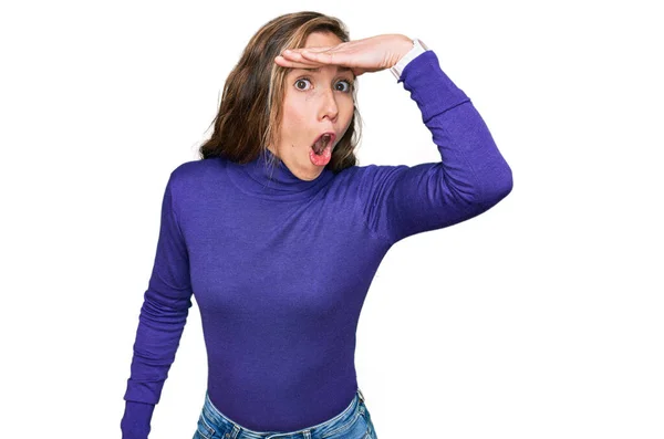 Mujer Rubia Joven Que Usa Ropa Casual Sorprendida Con Mano — Foto de Stock