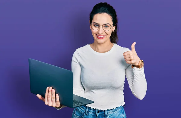 若いですヒスパニック系の女性は コンピュータのラップトップ笑顔と正を使用して作業 親指アップは素晴らしいと承認サインを行う — ストック写真