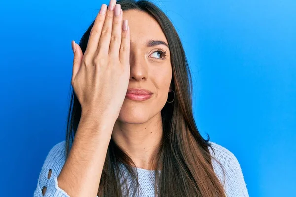 Joven Chica Hispana Cubriendo Media Cara Con Mano Sonriendo Mirando — Foto de Stock