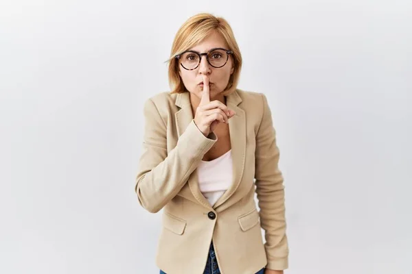 Middle Age Blonde Business Woman Standing Isolated Background Asking Quiet — Stock Photo, Image