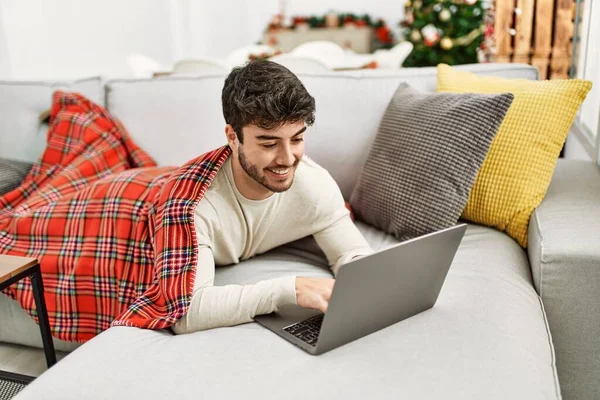 Joven Hombre Hispano Sonriendo Feliz Acostado Sofá Usando Portátil Casa — Foto de Stock