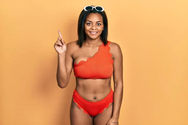 Ung Afrikansk Amerikansk Flicka Med Bikini Som Pekar Finger Upp — Stockfoto