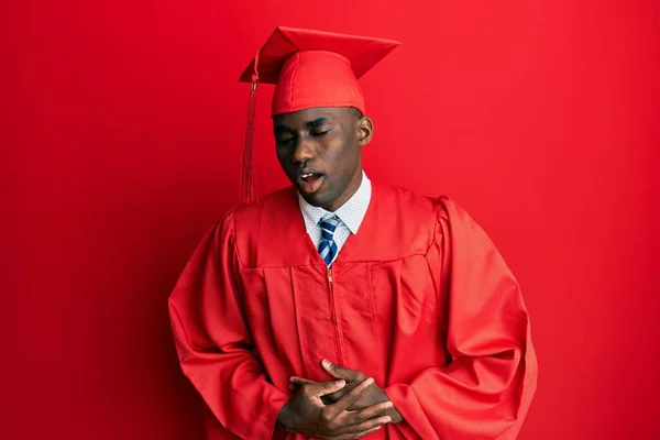 Junger Afrikanisch Amerikanischer Mann Mit Abschlussmütze Und Zeremoniengewand Mit Der — Stockfoto