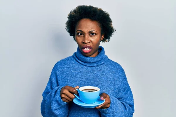 Fiatal Afro Amerikai Iszik Egy Csésze Kávét Sokkos Arc Nézett — Stock Fotó