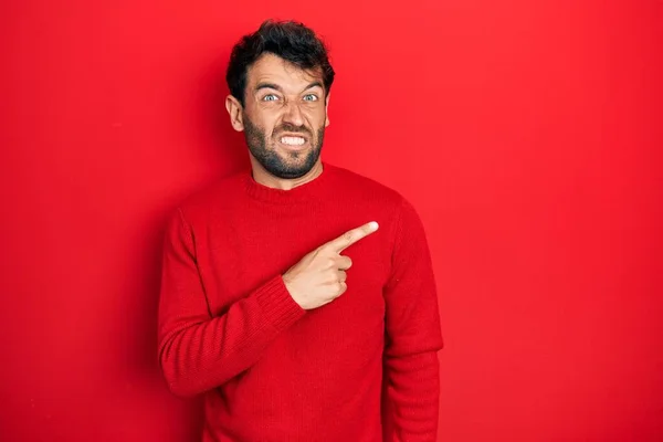 Homem Bonito Com Barba Vestindo Camisola Vermelha Casual Apontando Para — Fotografia de Stock