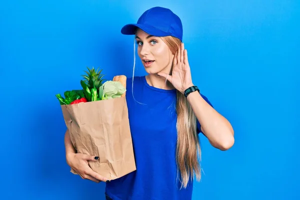 Ung Kaukasisk Kvinna Kuriruniform Med Matvaror Från Snabbköpet Som Ler — Stockfoto