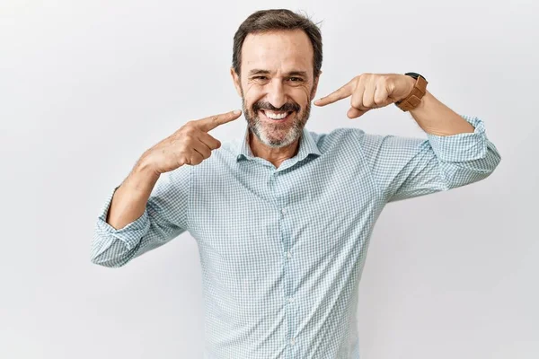 Homem Hispânico Meia Idade Com Barba Sobre Fundo Isolado Sorrindo — Fotografia de Stock