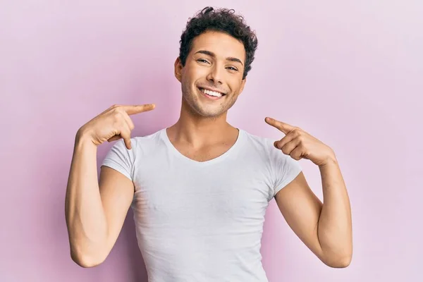 Joven Hombre Guapo Con Camiseta Blanca Casual Sonriendo Alegre Mostrando —  Fotos de Stock