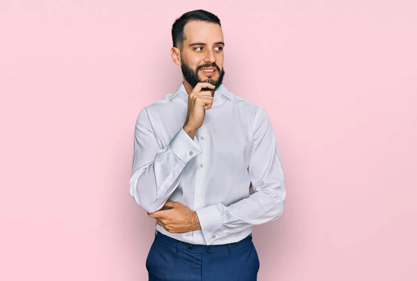 Een Jongeman Met Een Baard Een Overhemd Met Hand Kin — Stockfoto