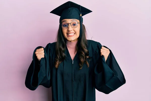 Mujer Hispana Joven Con Gorra Graduación Bata Ceremonia Celebrando Sorprendida — Foto de Stock