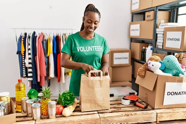 Joven Afroamericana Voluntaria Preparando Bolsa Papel Con Comida Centro Caridad — Foto de Stock