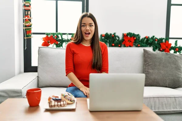 Jovem Morena Usando Laptop Sentado Sofá Natal Com Medo Chocado — Fotografia de Stock