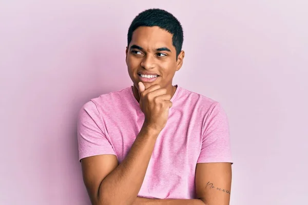 Junger Gutaussehender Hispanischer Mann Lässigem Rosafarbenem Shirt Mit Der Hand — Stockfoto