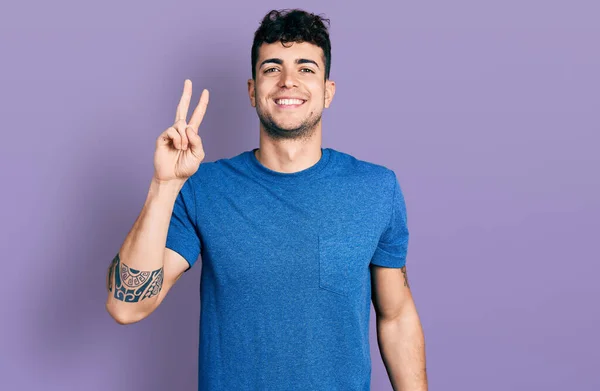 Junger Hispanischer Mann Trägt Lässiges Shirt Und Zeigt Mit Finger — Stockfoto