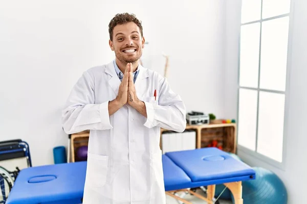 Schöner Junger Mann Der Einer Schmerzklinik Arbeitet Und Mit Den — Stockfoto