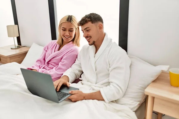 Молода Біла Пара Посміхається Щаслива Використовуючи Ноутбук Сидить Ліжку Вдома — стокове фото