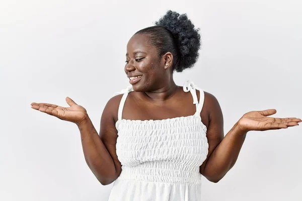 年轻的非洲女人站在白色孤立的背景上 微笑着张开双手 展示和宣传比较与平衡 — 图库照片