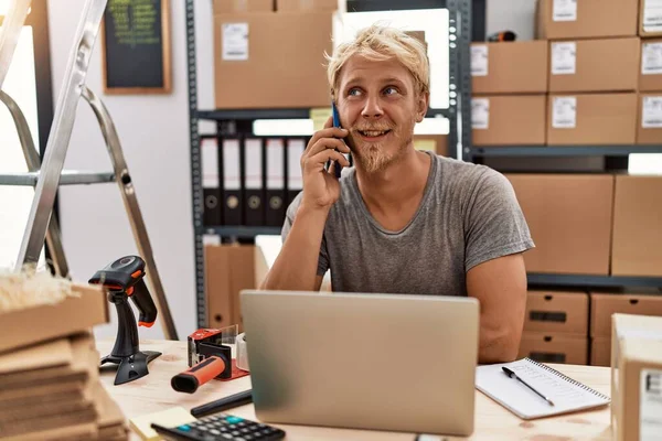 Joven Hombre Caucásico Hablando Teléfono Inteligente Trabajando Clínica — Foto de Stock