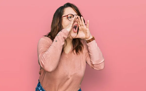 Joven Mujer Talla Grande Usando Ropa Casual Gafas Gritando Enojado —  Fotos de Stock