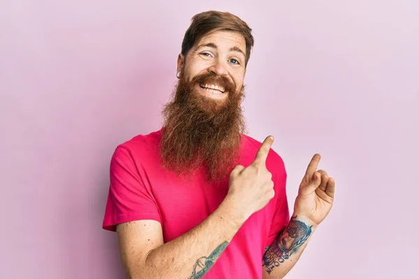 Roodharige Man Met Lange Baard Met Casual Roze Shirt Lachend — Stockfoto