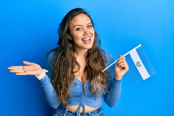 Nuori Latino Tyttö Tilalla Salvador Lippu Juhlii Saavutus Onnellinen Hymy — kuvapankkivalokuva