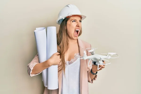 Güvenlik Kaskı Takan Genç Sarışın Kadın Elinde Planlar Drone Kızgın — Stok fotoğraf