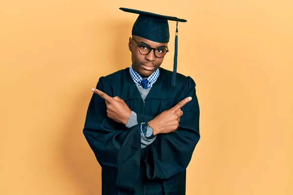 Νεαρός Αφροαμερικάνος Που Φοράει Καπέλο Αποφοίτησης Και Επίσημο Ένδυμα Δείχνοντας — Φωτογραφία Αρχείου