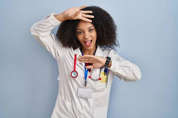 Junge Afrikanisch Amerikanische Frau Arztuniform Und Stethoskop Lächelnd Fröhlich Spielend — Stockfoto