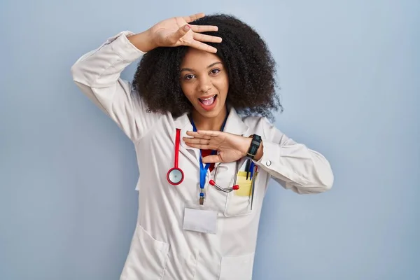 Jeune Femme Afro Américaine Portant Uniforme Médecin Stéthoscope Souriant Gai — Photo