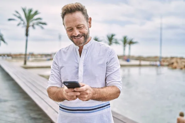 Medelålders Man Med Smartphone Vid Havet — Stockfoto