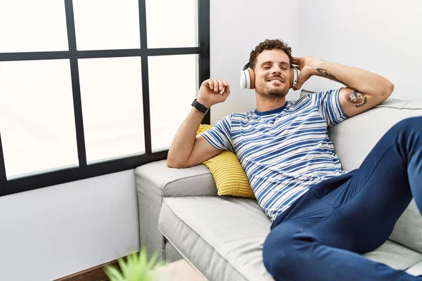 Jovem Hispânico Sorrindo Confiante Ouvir Música Casa — Fotografia de Stock