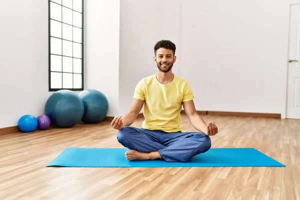 Joven Árabe Deportista Sonriendo Feliz Entrenamiento Yoga Centro Deportivo — Foto de Stock