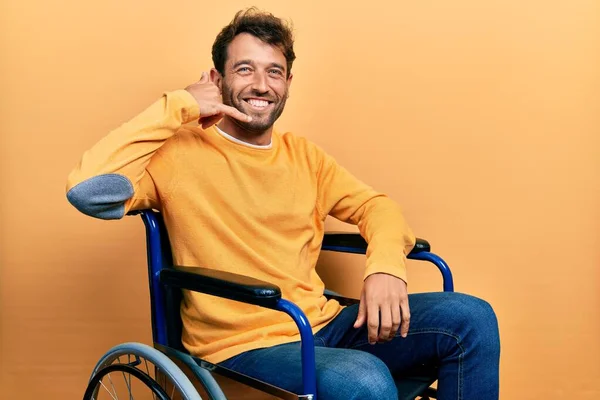 Schöner Mann Mit Bart Der Rollstuhl Sitzt Und Lächelt Und — Stockfoto