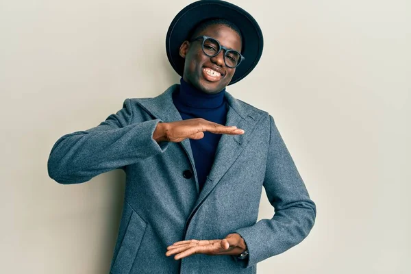 Jeune Homme Afro Américain Portant Style Élégant Geste Avec Les — Photo