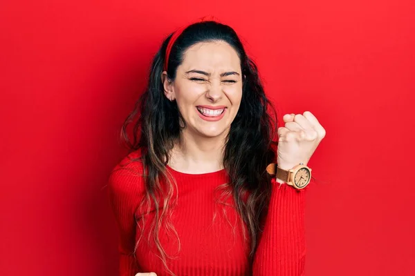 Jonge Latijns Amerikaanse Vrouw Casual Kleding Vieren Verrast Verbaasd Voor — Stockfoto