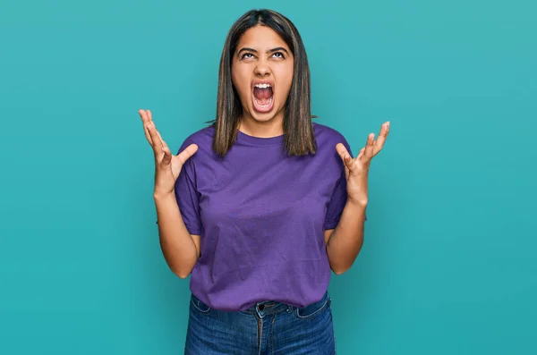 Joven Chica Hispana Con Camiseta Púrpura Casual Loca Loca Gritando —  Fotos de Stock