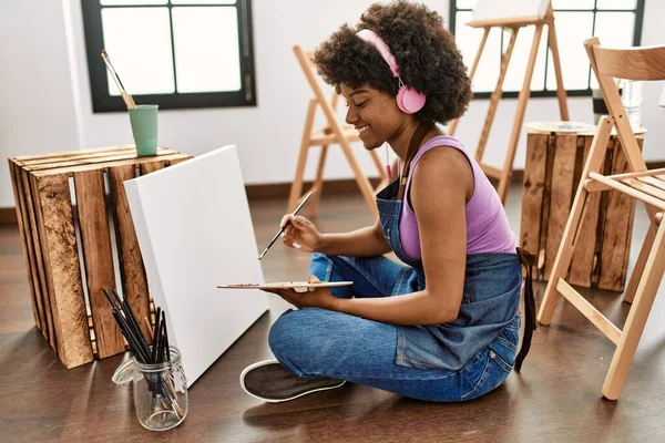 Joven Afroamericana Mujer Escuchando Música Dibujo Estudio Arte —  Fotos de Stock