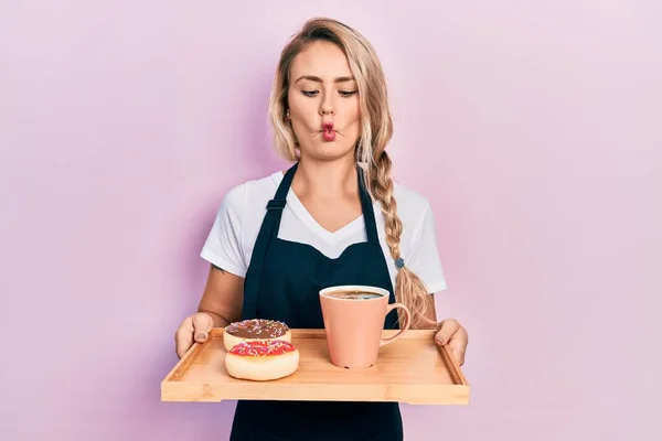 Vacker Ung Blond Kvinna Bär Servitris Förkläde Hålla Frukost Bricka — Stockfoto