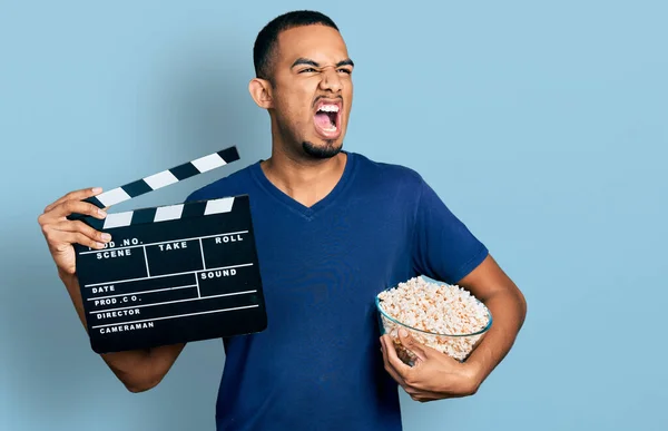 Jeune Homme Afro Américain Mangeant Pop Corn Tenant Film Clapboard — Photo