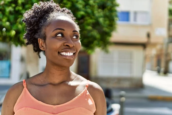 Jonge Afrikaanse Amerikaanse Vrouw Glimlachen Gelukkig Stad Een Zomerdag — Stockfoto