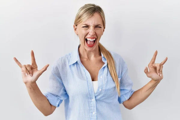 Bella Donna Bionda Piedi Sfondo Bianco Gridando Con Espressione Pazza — Foto Stock