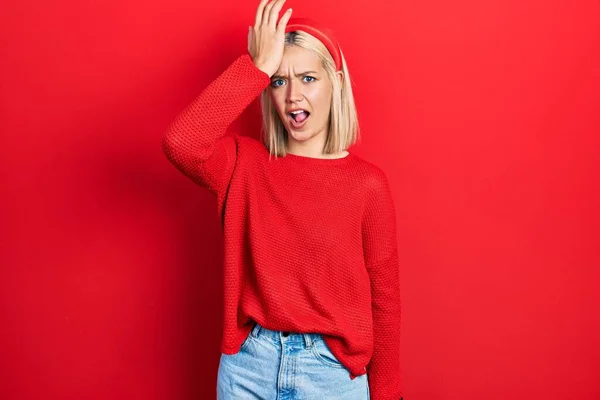 Schöne Blonde Frau Lässigem Roten Pullover Überrascht Mit Der Hand — Stockfoto