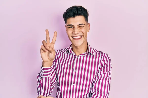 Νεαρός Ισπανός Που Φοράει Καθημερινά Ρούχα Χαμογελώντας Χαρούμενο Πρόσωπο Κλείνει — Φωτογραφία Αρχείου