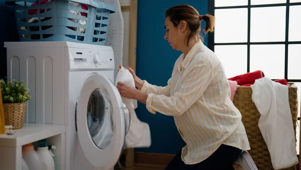 Middle Age Hispanic Woman Washing Clothes Laundry Room — Stock Photo, Image