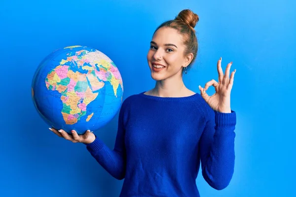 Ung Blond Kvinna Håller Världen Bollen Gör Tecken Med Fingrar — Stockfoto